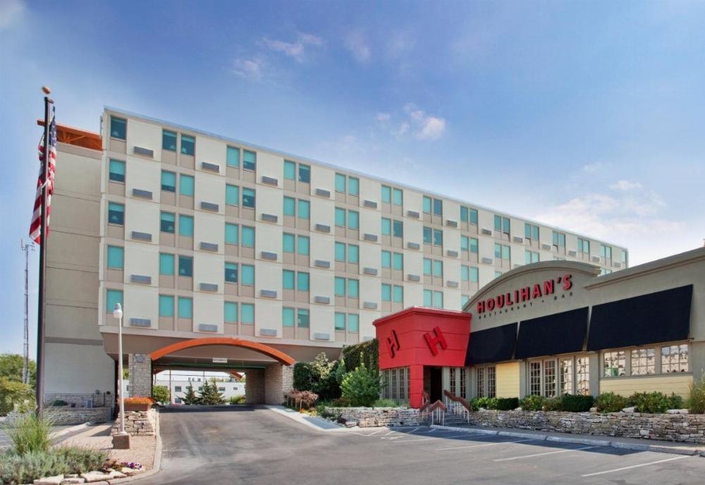 Holiday Inn At the Campus Image 11
