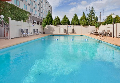 Holiday Inn At the Campus image 4